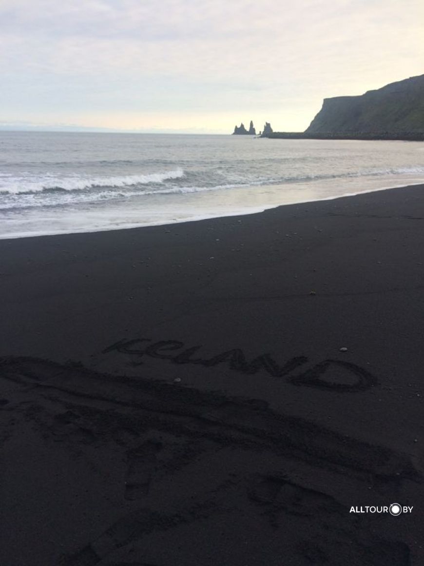 Знаменитый «черный» пляж в Вике. Фото: Александр Полойко